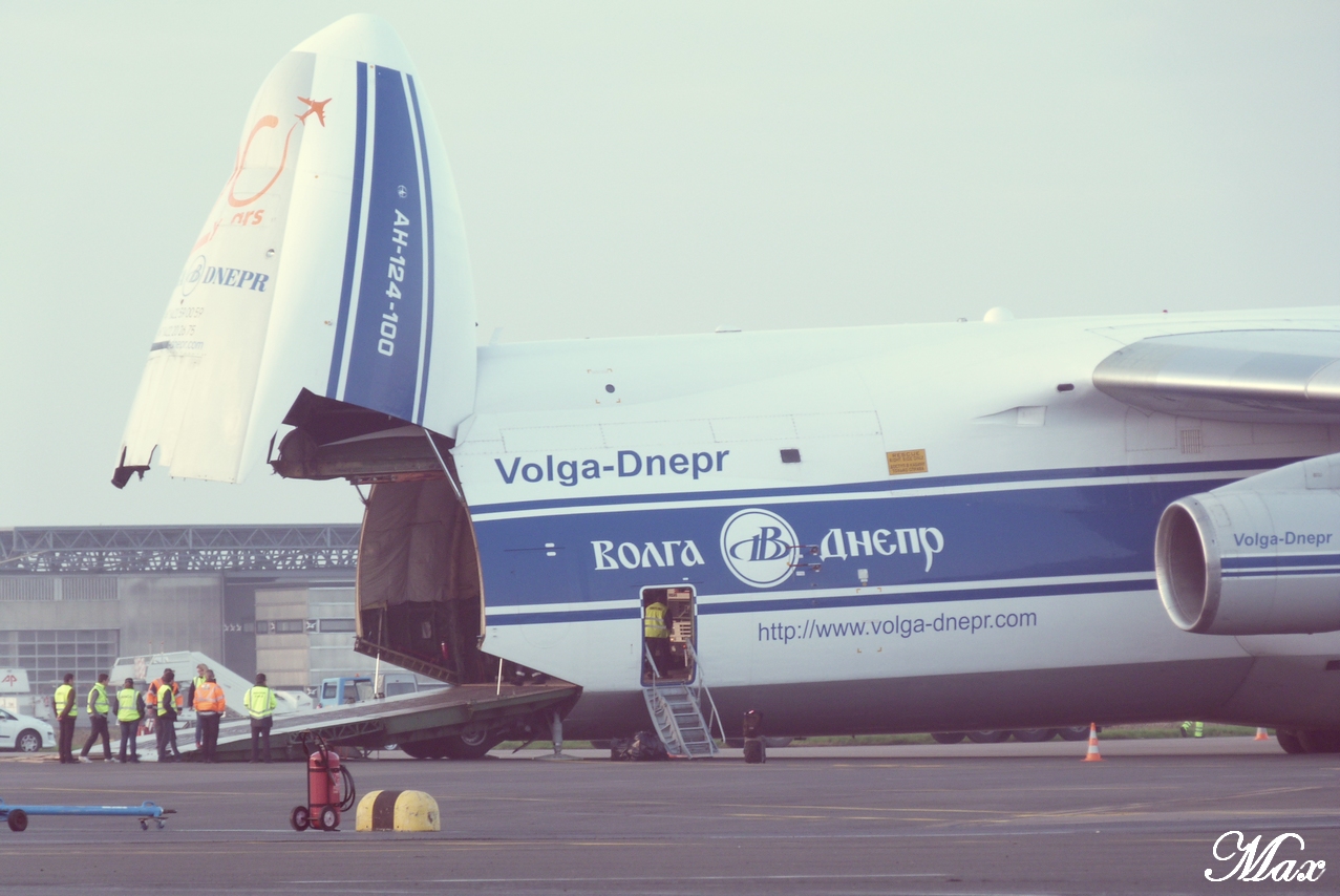 [23/11/2011] Antonov An124 (RA-82078) Volga Dnepr - Page 2 1111231118471373939090156