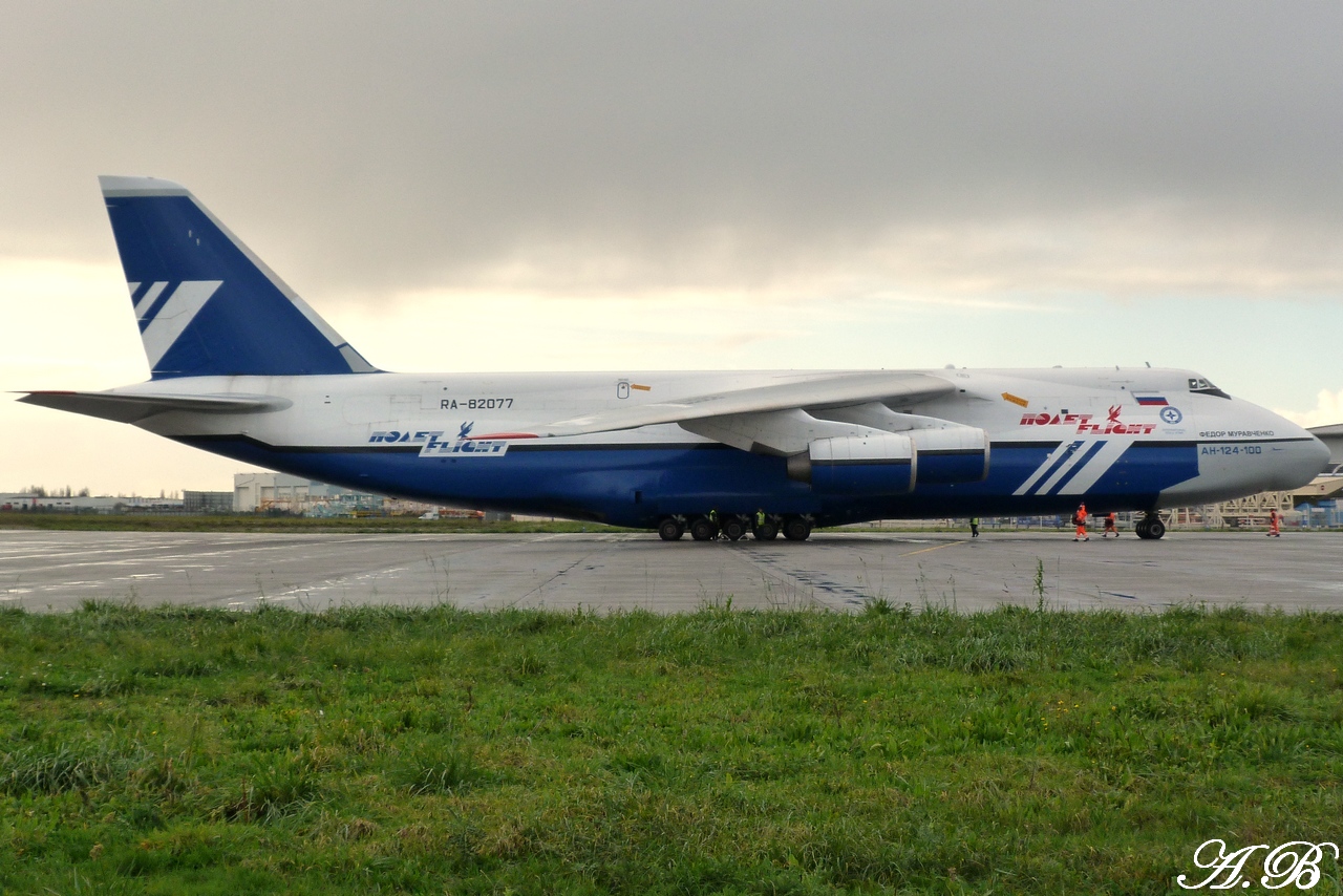 [05/12/2011] Un Antonov AN124 à St-Nazaire !!!  1112080258051373939152691