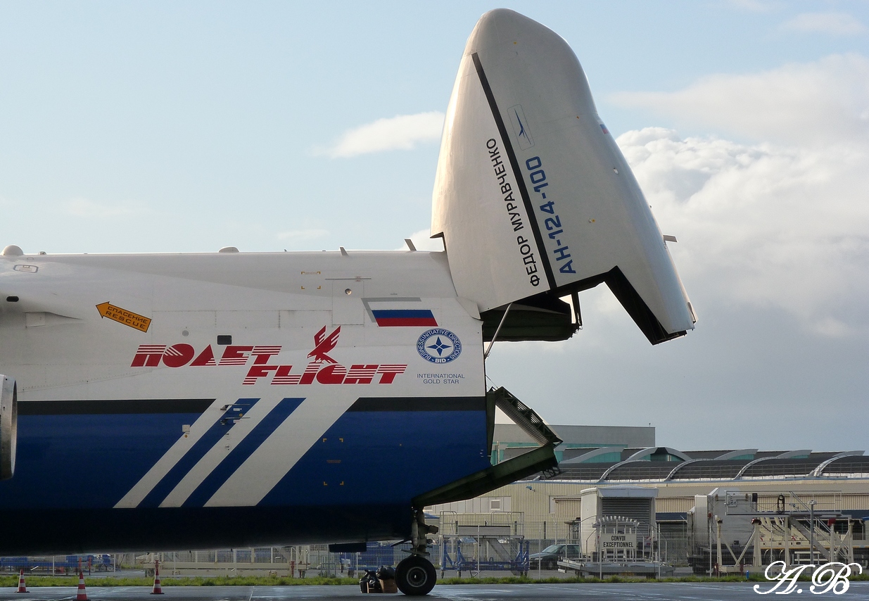 [05/12/2011] Un Antonov AN124 à St-Nazaire !!!  1112080258061373939152695