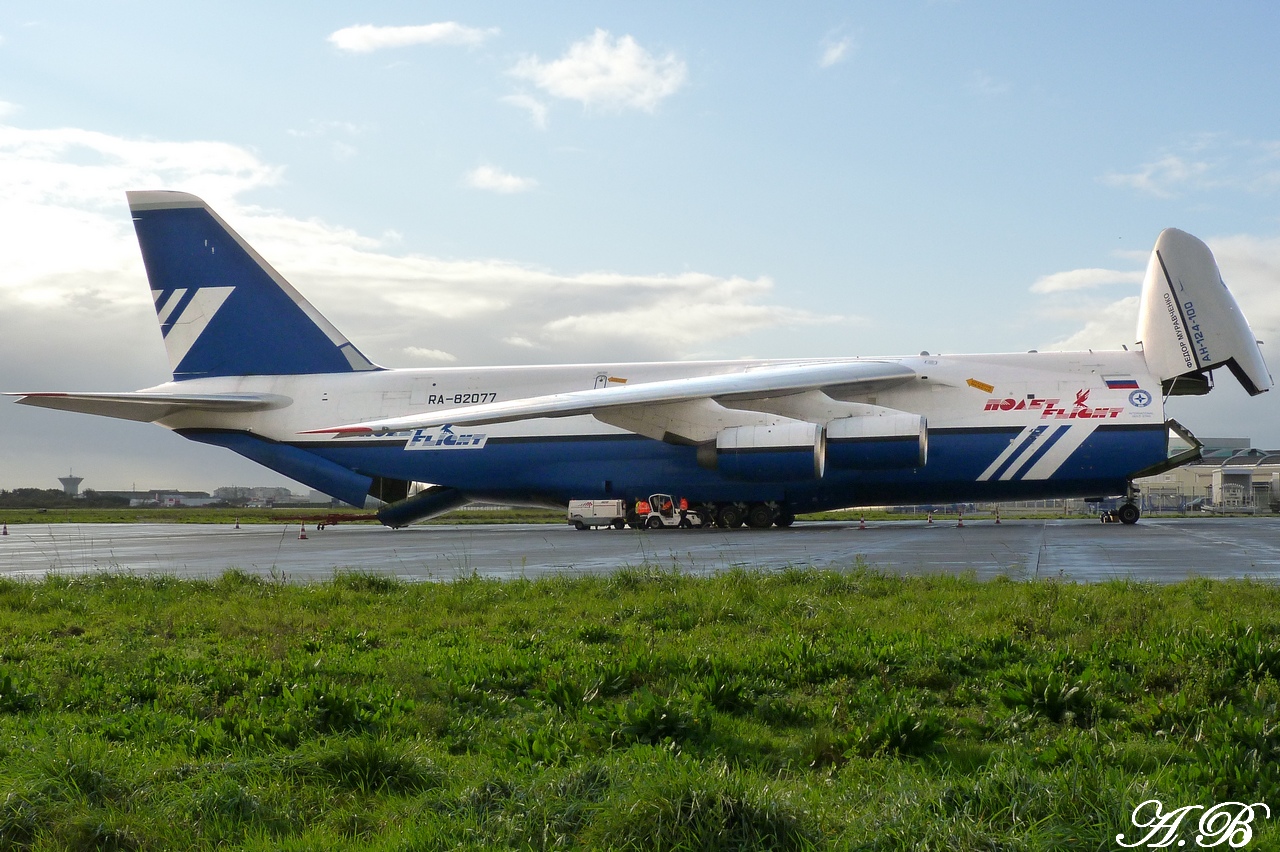 [05/12/2011] Un Antonov AN124 à St-Nazaire !!!  1112080258061373939152696